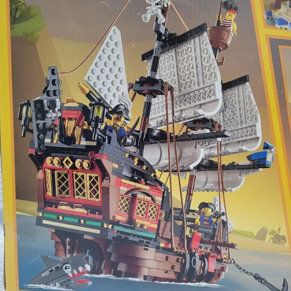 Lego Creator 31109 3-in-1 Pirate Ship, Pirate Inn and Skull Island
